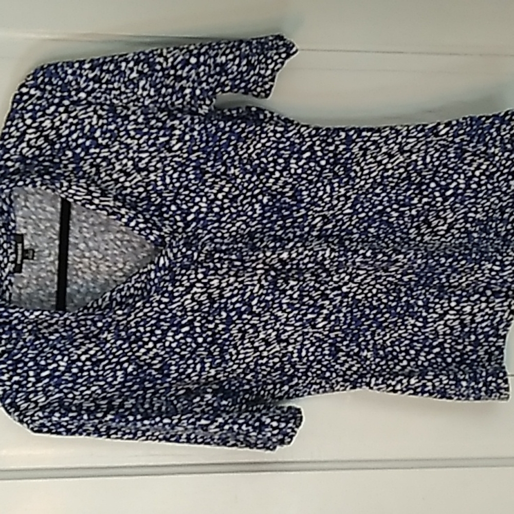 3 for $10.00 🍒 Premise brand royal blue/black/white top w a twist front detail.